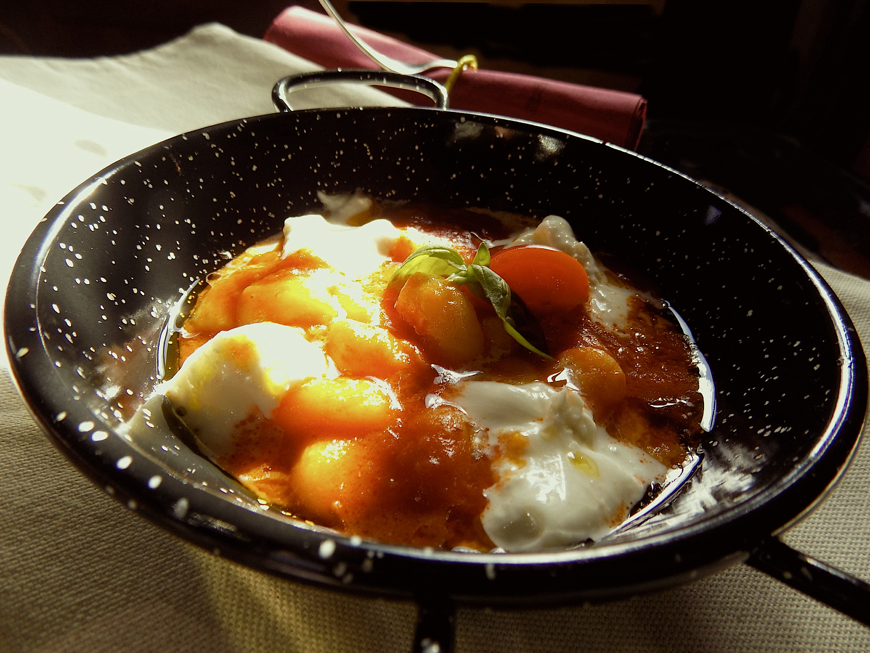 Gnocchetti di patate con salsa di pomodoro e riccioli di burrata
