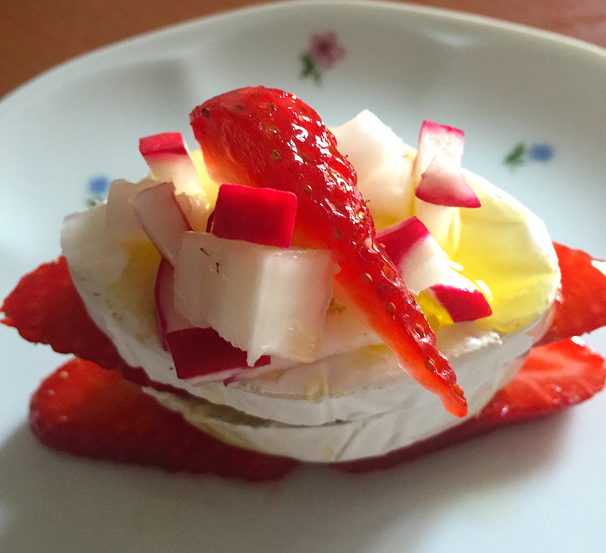 Tagliata di Caprice des Dieux con fragole e tartare di ravanello