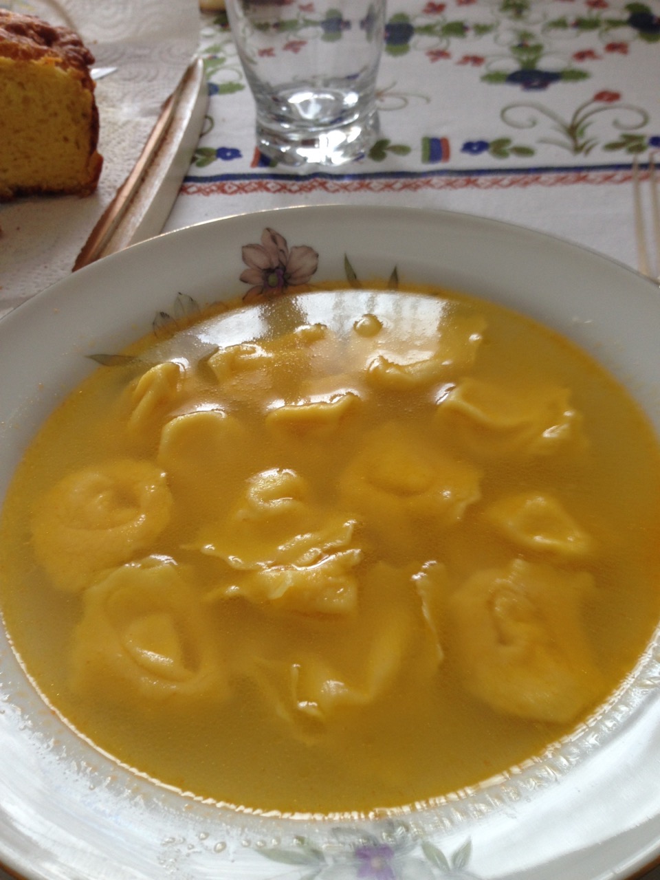 Un piatto di cappelletti in brodo per gli indaffarati che van sempre di fretta