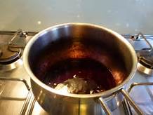 Il vin cotto con cui imbibire questi fragranti dolcetti fatti con farina e olio d'oliva. Buoni tutto l'anno; suggestivi a Natale.